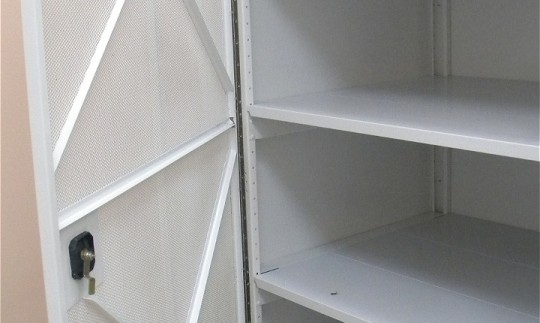 Стеллажи с сетчатыми дверями