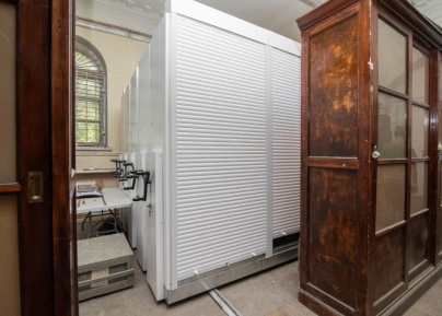 Мобильные стеллажи для склада с дверями жалюзи