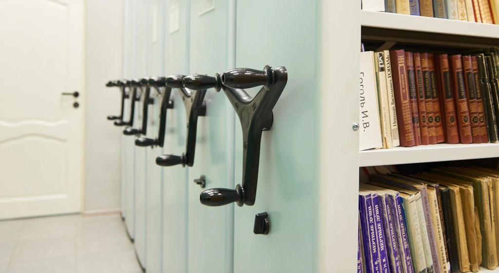 Металлические стеллажи для хранения книг