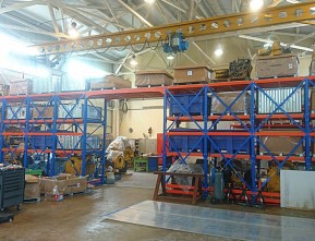 Усиленные стеллажи с нагрузкой, разделяющие складское пространство