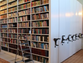 Установка передвижных стеллажей в помещении с  неровными полами