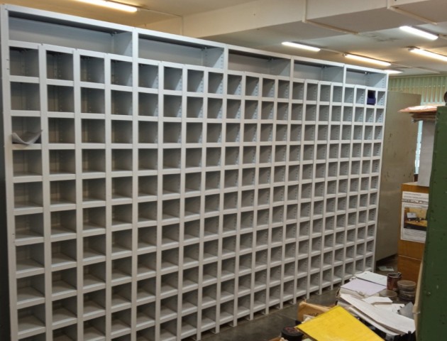 Стационарные стеллажи с ячейками для инструментов