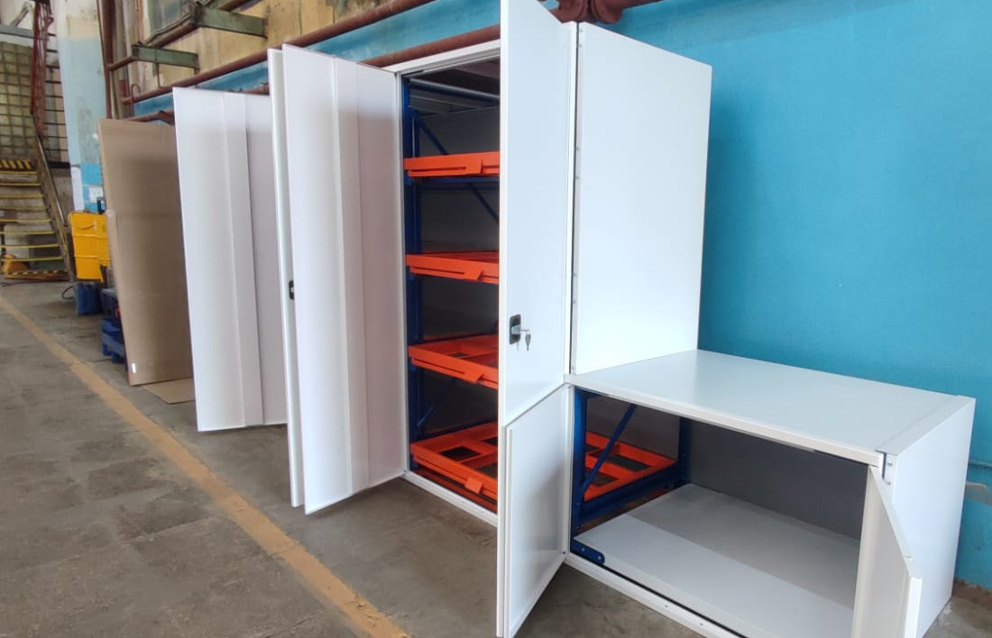 металлические стеллажи с дверями